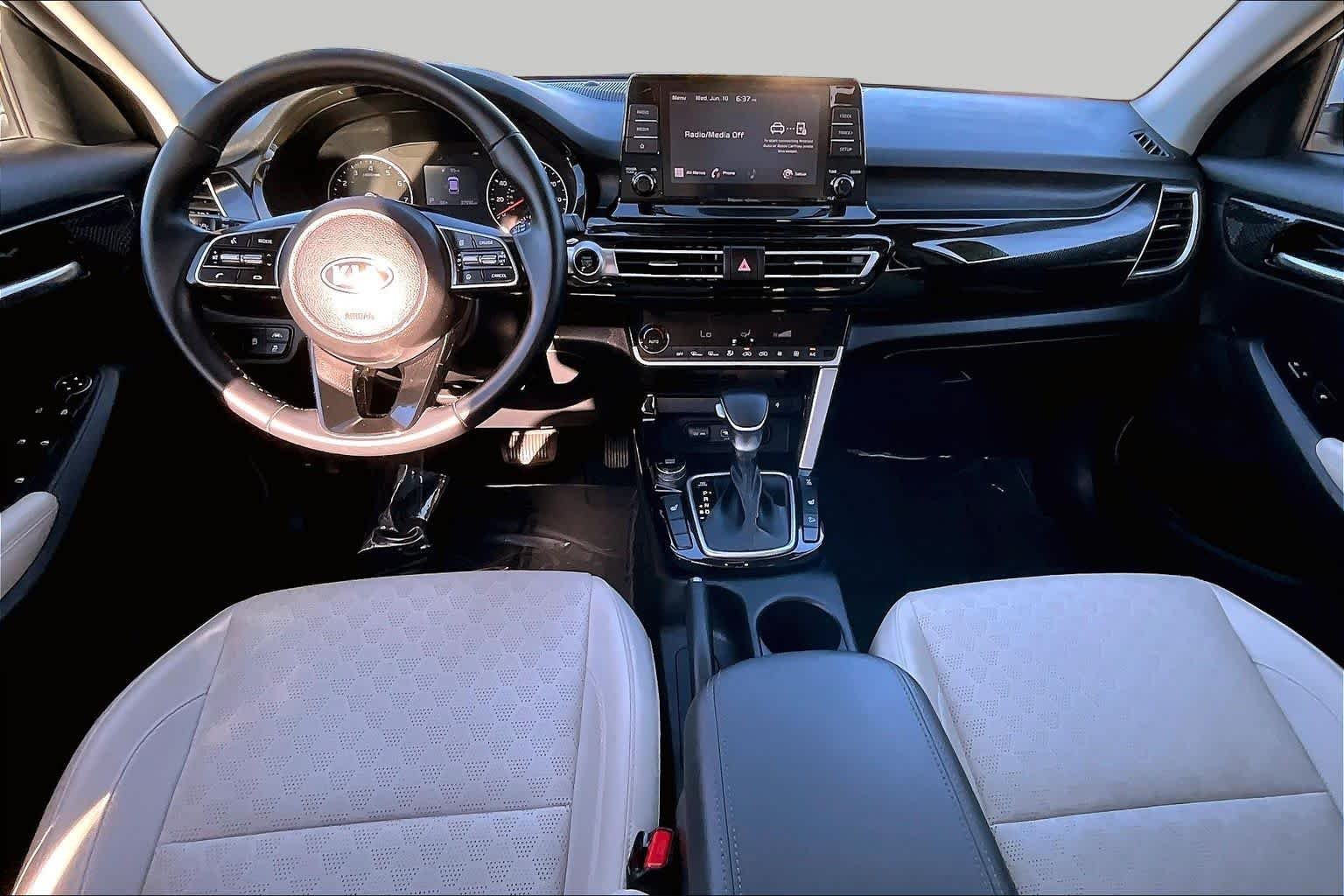 Used 2021 Snow White Pearl Kia EX image 15