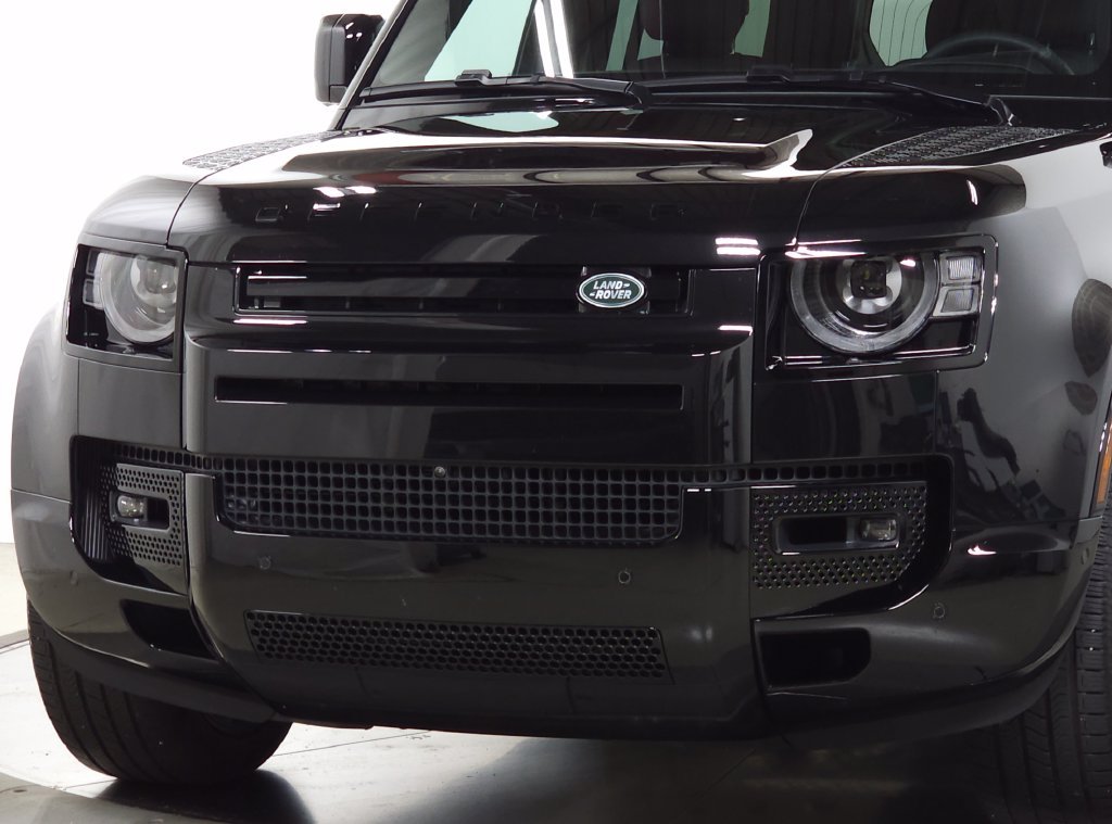 Certified Used 2025 Black Land Rover X-Dynamic SE image 11