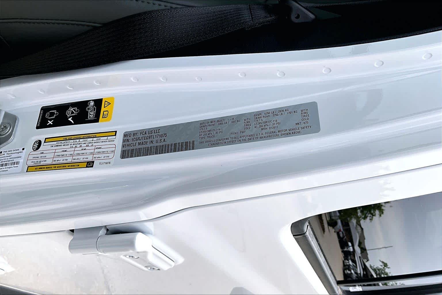 New 2026 Bright White Clear-Coat Exterior Paint Jeep Mojave X image 21