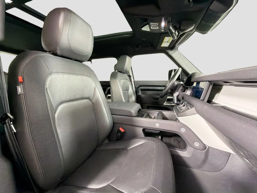 Used 2023 Black Land Rover X-Dynamic SE image 30