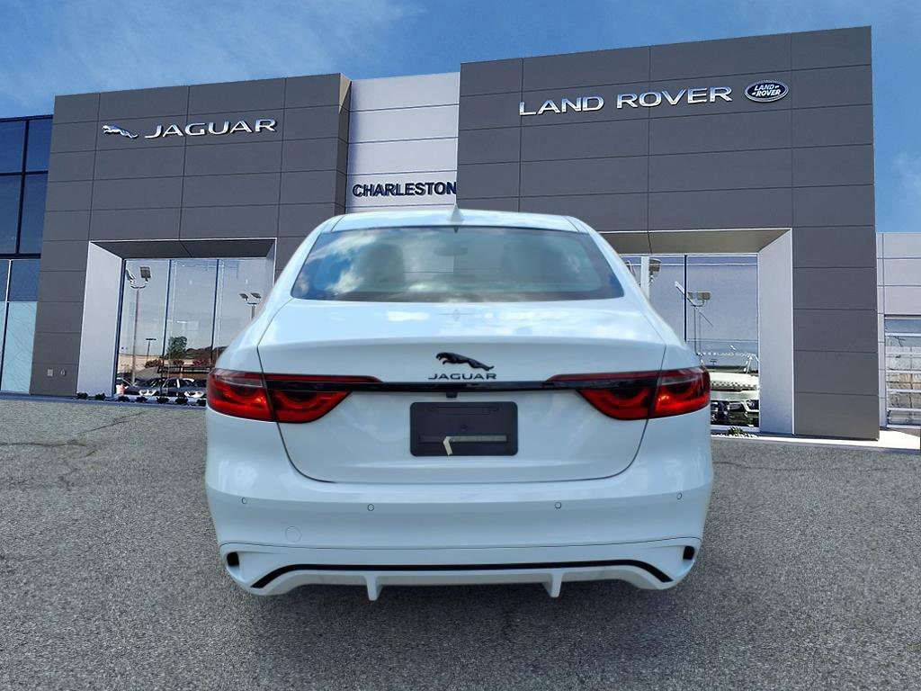 Certified Used 2024 Fuji White Jaguar R-Dynamic SE image 4