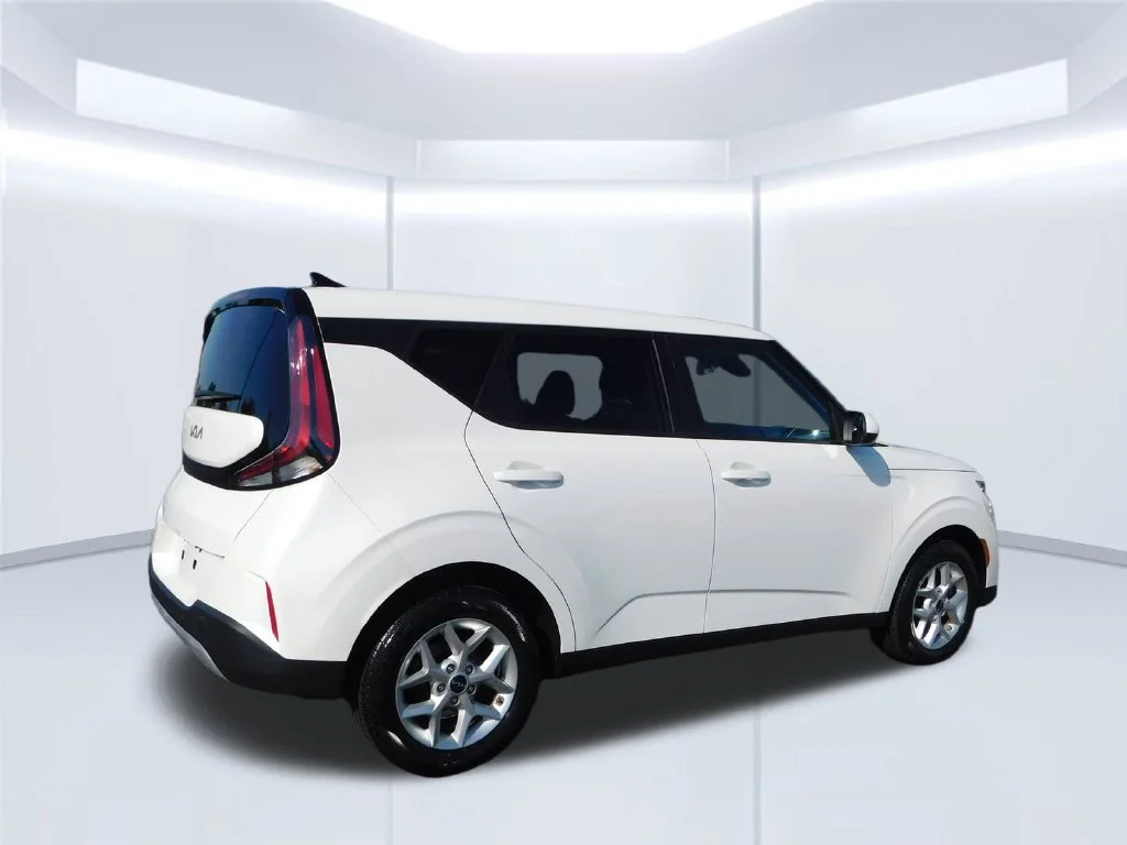 Used 2025 White Kia LX image 3