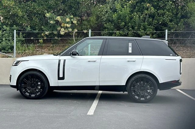 New 2026 Ostuni Pearl White Land Rover SE image 2