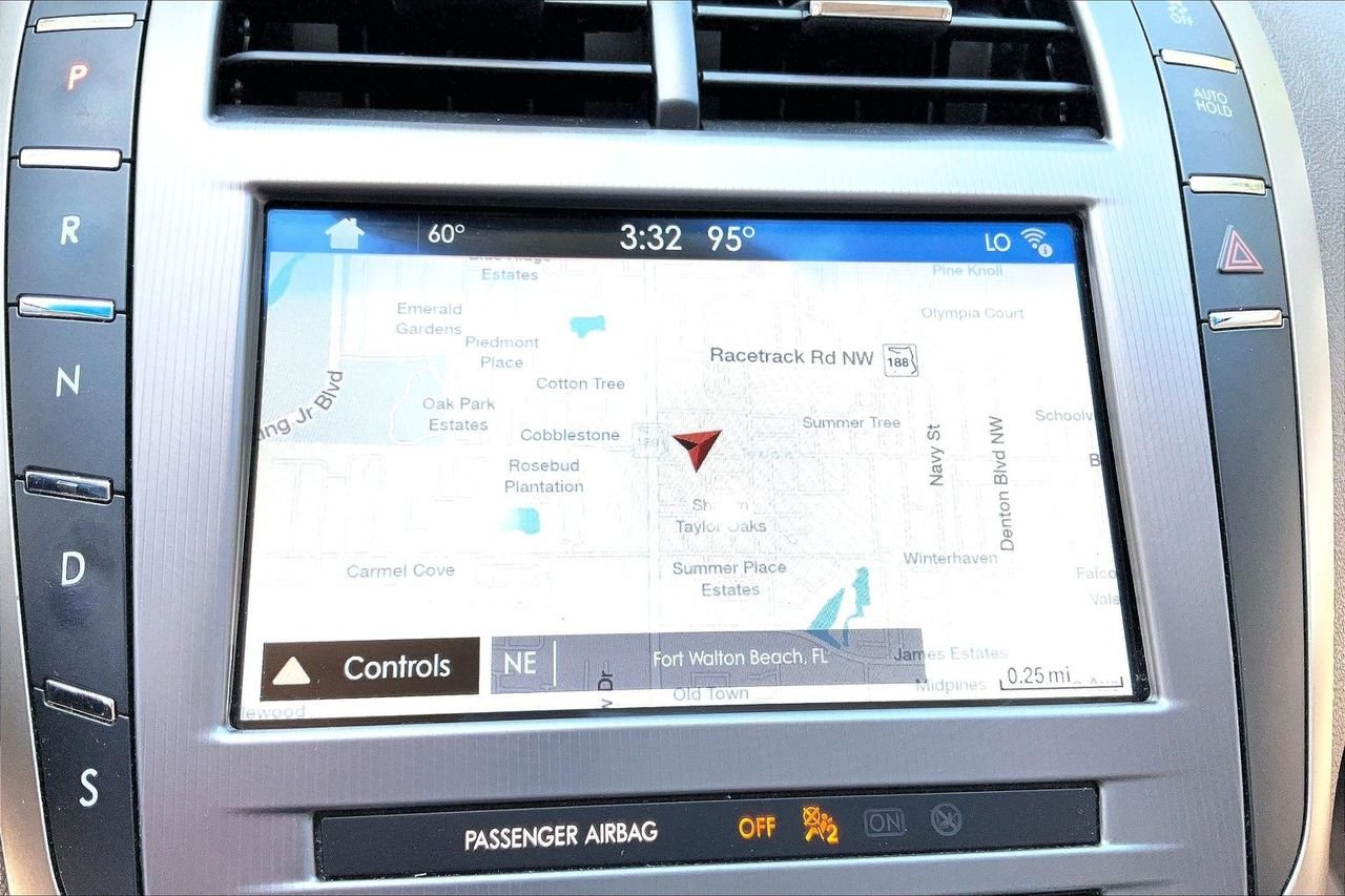 Used 2017 White Lincoln Reserve image 24