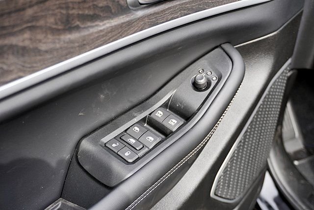 New 2026 Diamond Black Crystal Pearl-Coat Exterior Paint Jeep Limited image 27