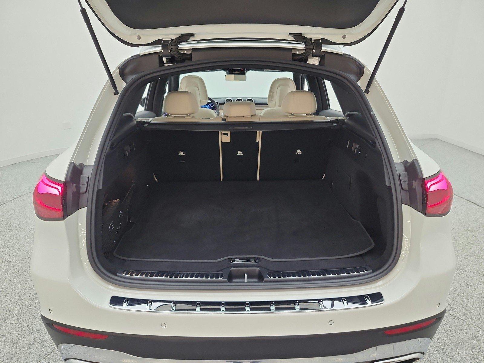 Used 2024 Polar White Mercedes-Benz GLC 300 4MATIC® SUV image 18