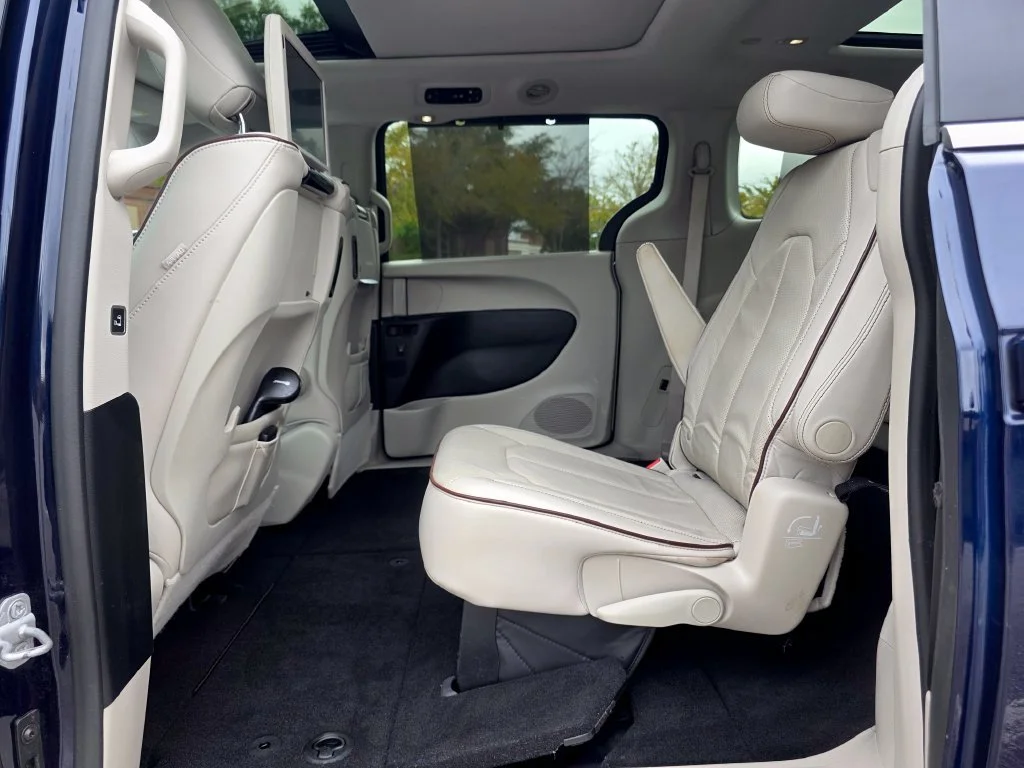 Used 2017 Blue Chrysler Limited image 28