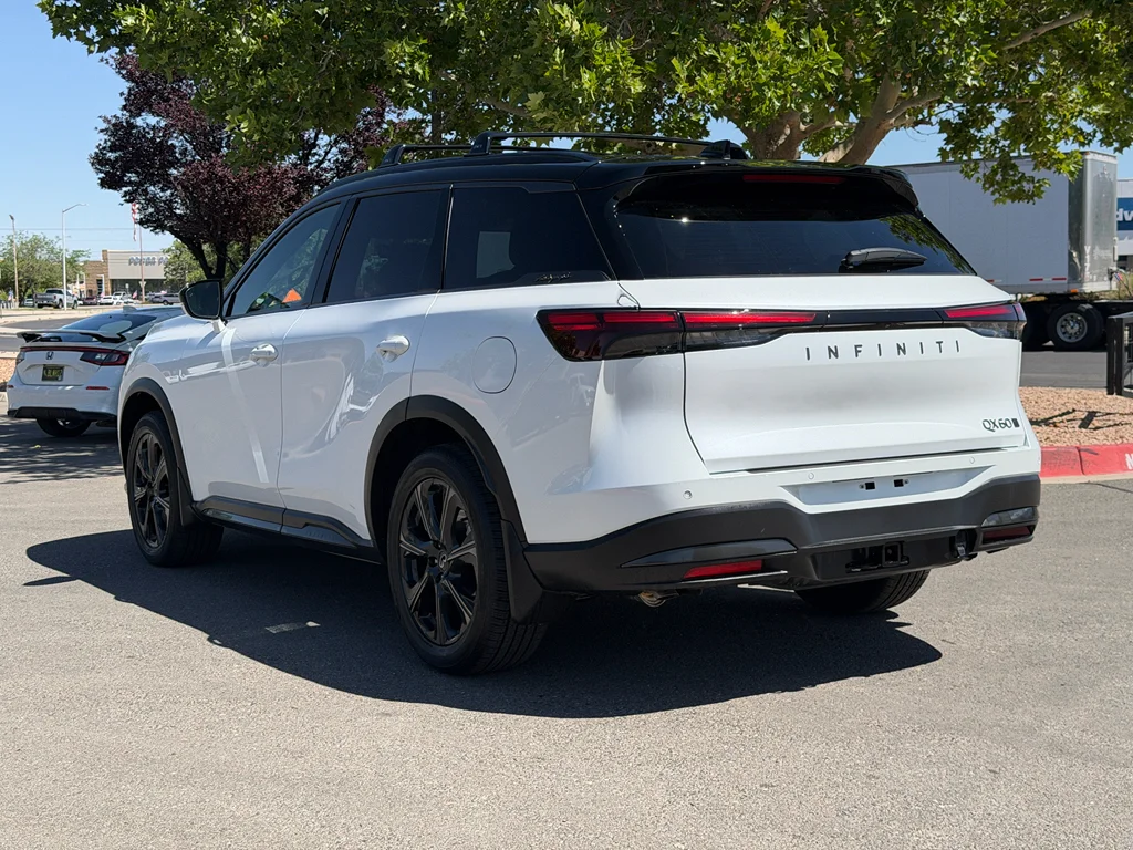 New 2027 2T RAD WHT INFINITI Autograph AWD image 3