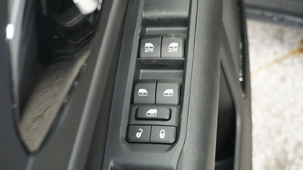 New 2026 Diamond Black Crystal Pearlcoat Jeep Latitude image 32