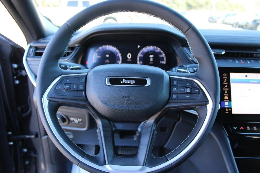 New 2026 Baltic Gray Metallic Clear-Coat Exterior Paint Jeep Laredo image 13