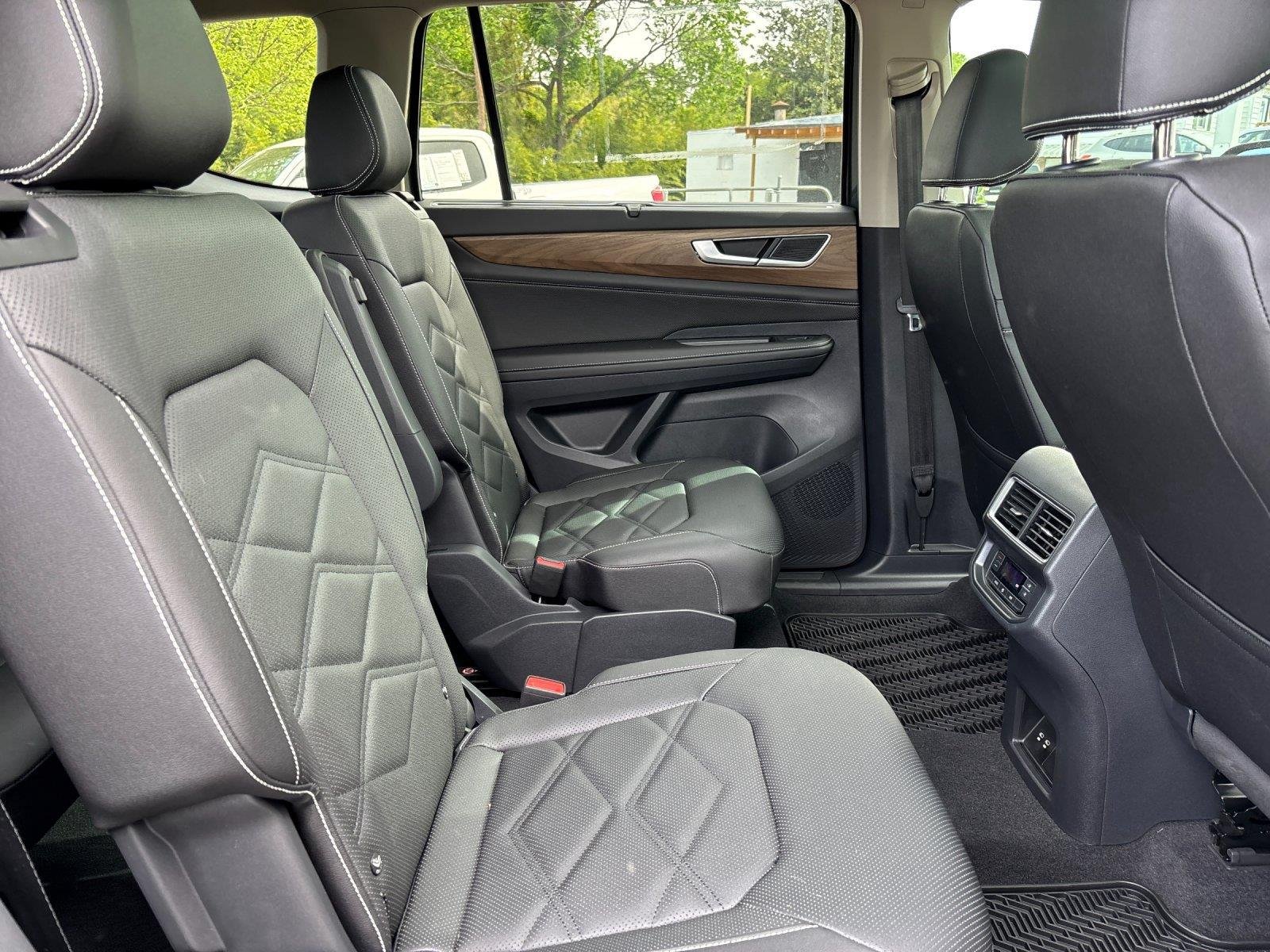 2025 Volkswagen Atlas SE w/Tech - Photo 37