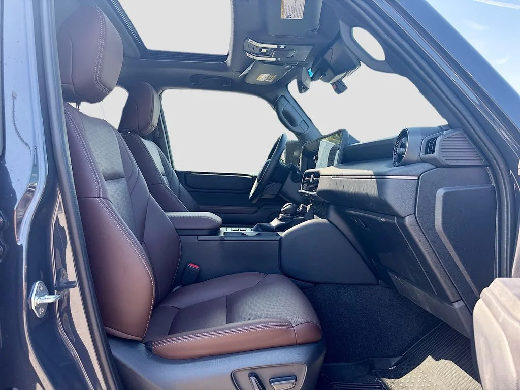 Used 2025  Toyota Base image 30