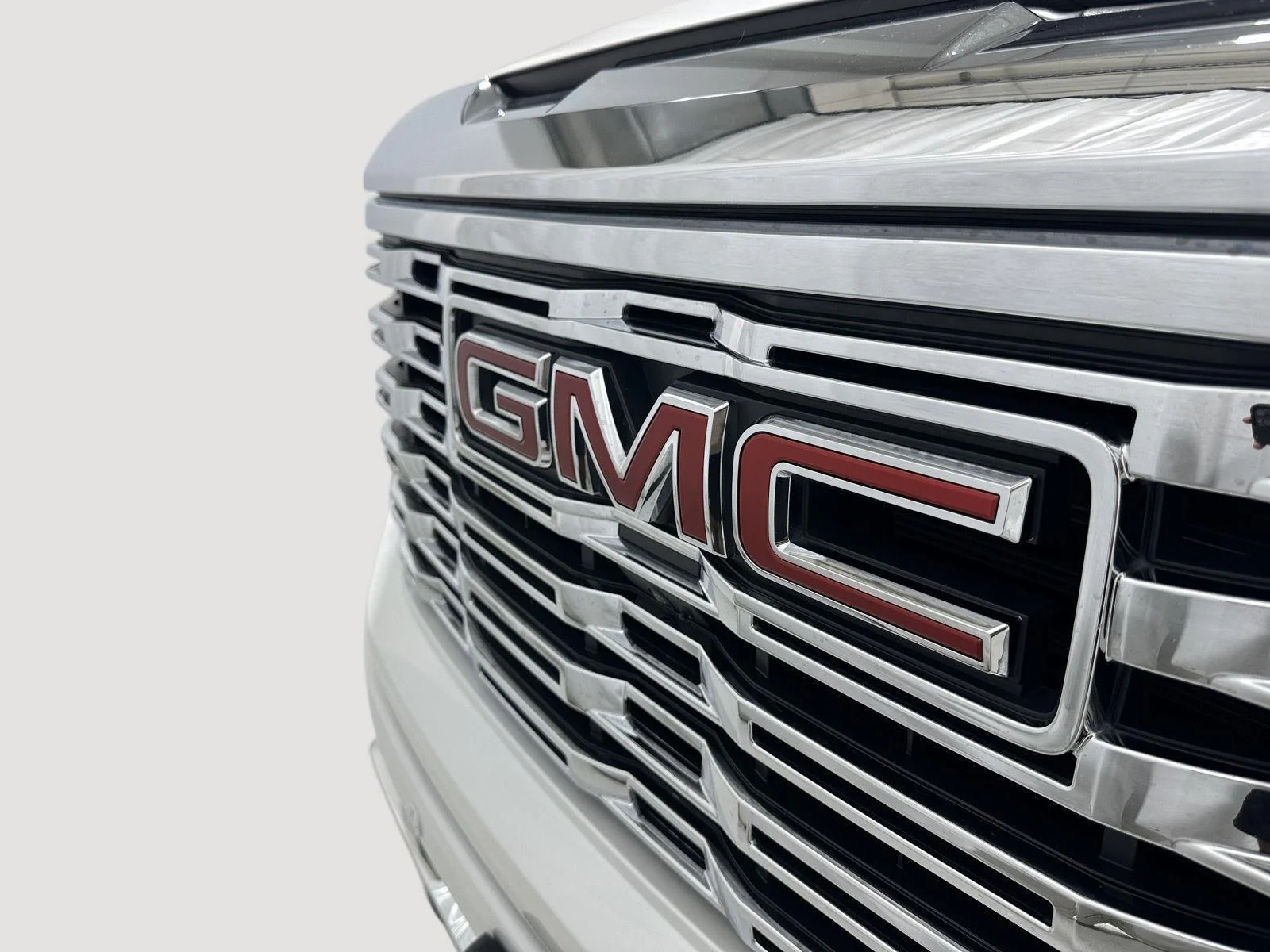 Used 2024 White Frost Tricoat GMC Denali image 29