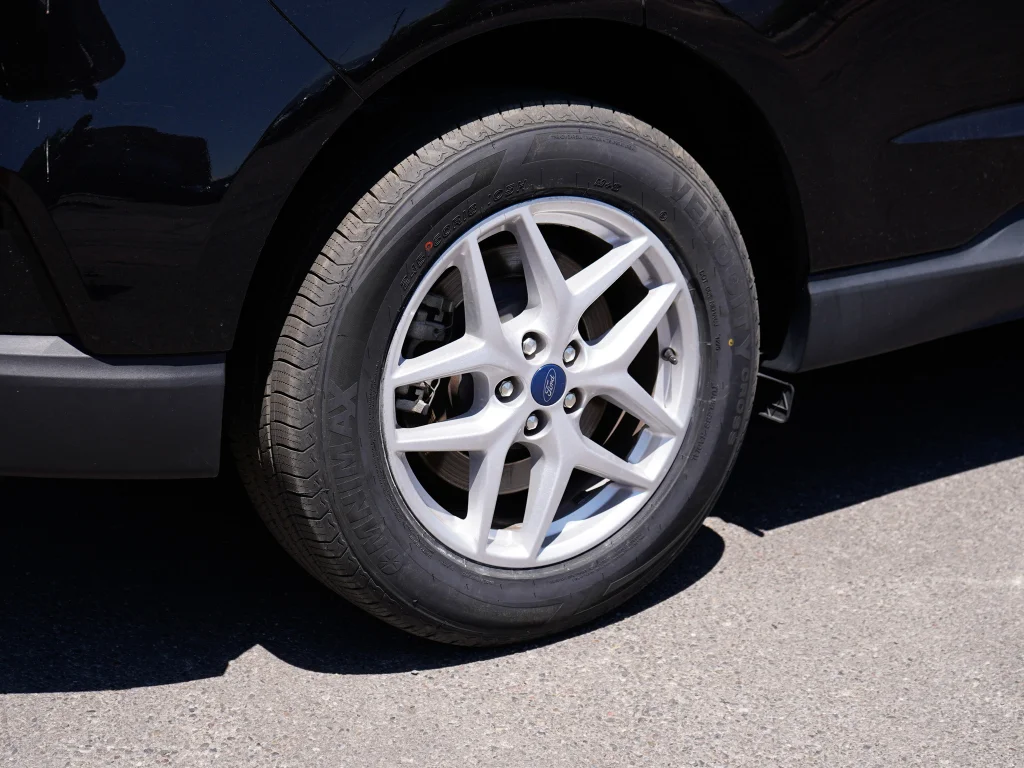 Used 2022 Agate Black Metallic Ford SEL image 9