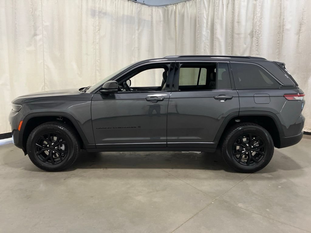 New 2026 Baltic Gray Metallic Clear-Coat Exterior Paint Jeep Laredo Altitude image 25