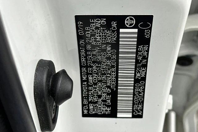 Used 2020 White Toyota LE image 33