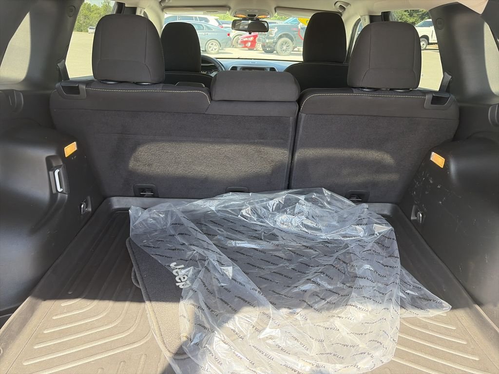 Used 2016 Bright White Clearcoat Jeep Latitude image 29