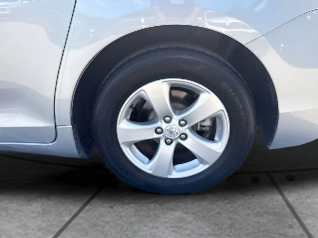 Used 2015 Silver Toyota LE image 21