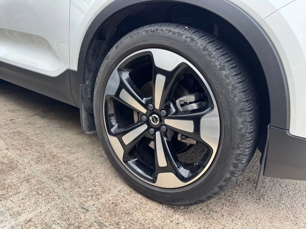 Used 2020 White Volvo Momentum image 2