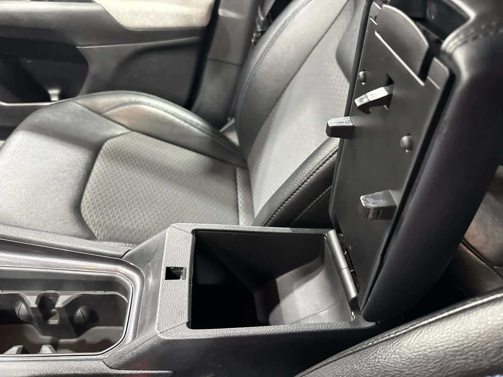 Used 2024 Sil/silver Jeep Latitude image 20