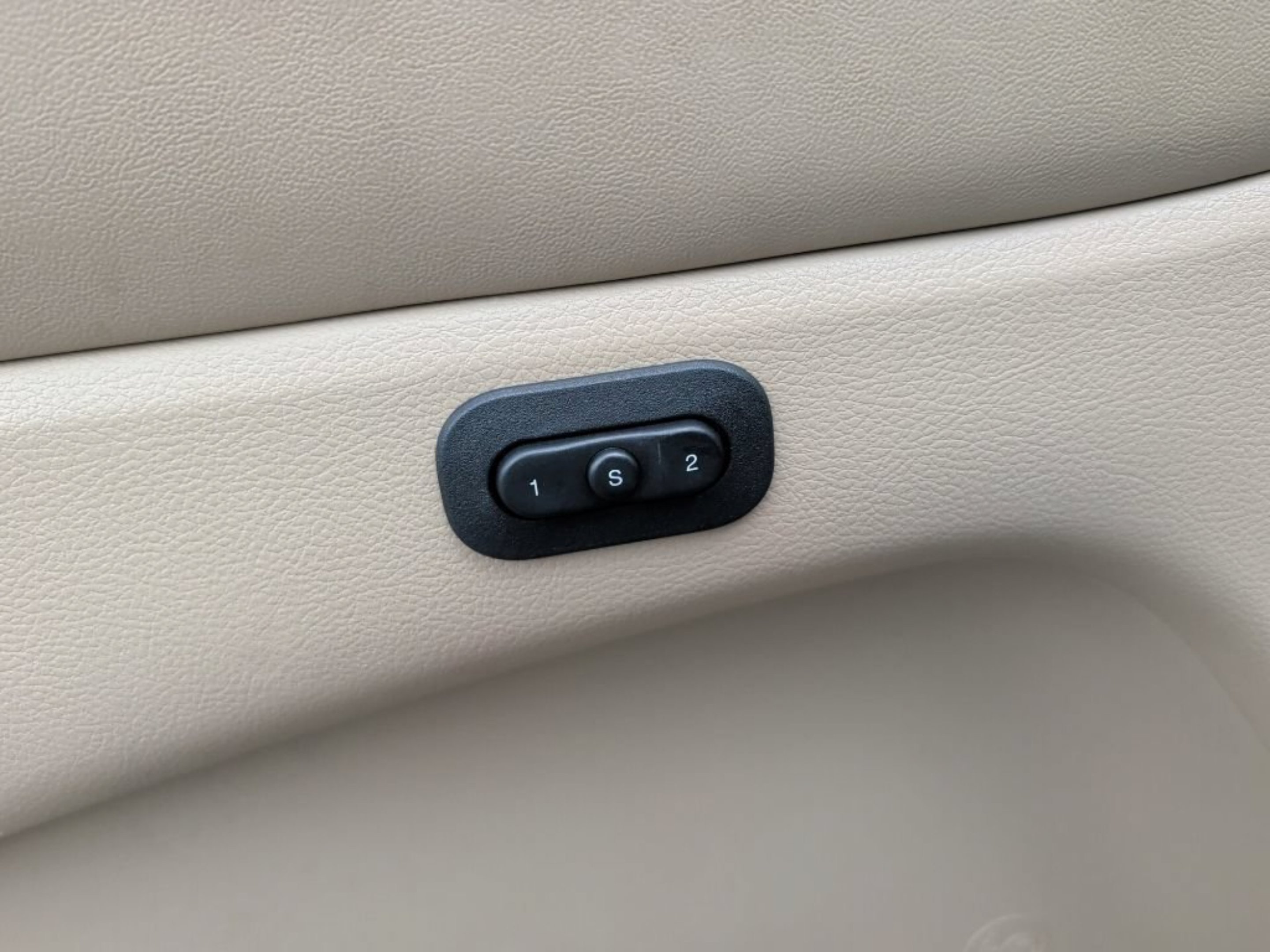Used 2015 Bright White Clearcoat Jeep Limited image 29