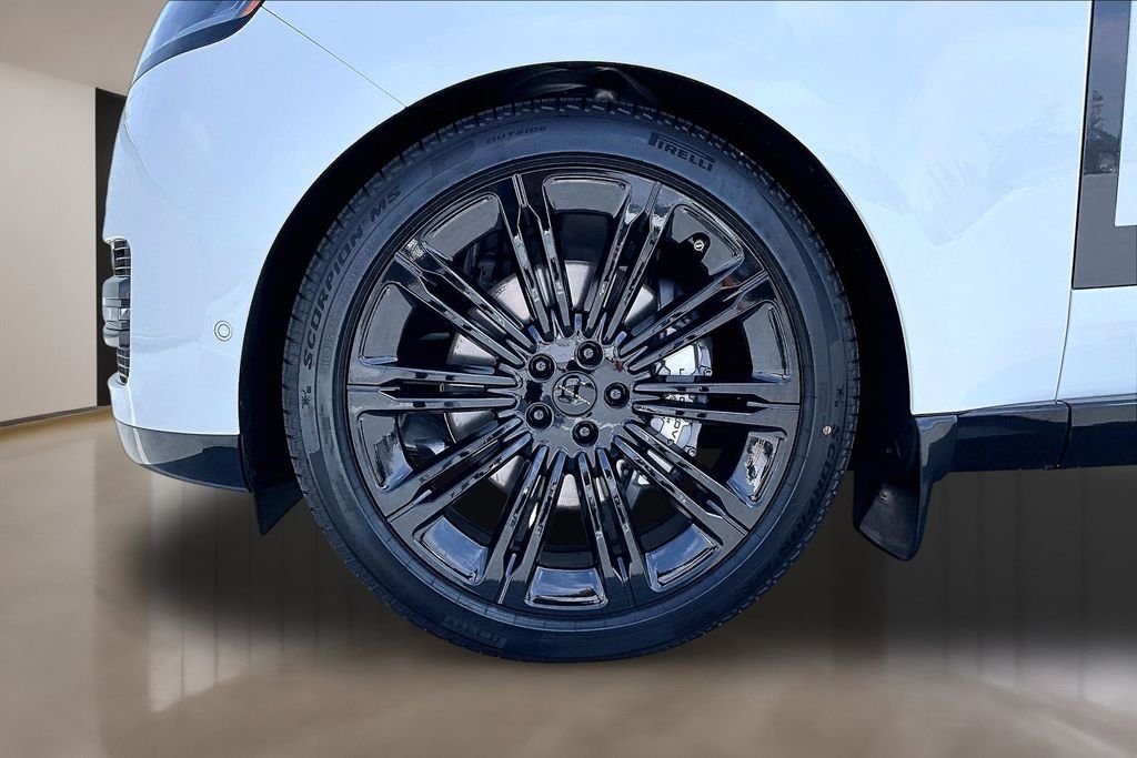 New 2026 FUJI WHITE Land Rover SE image 13