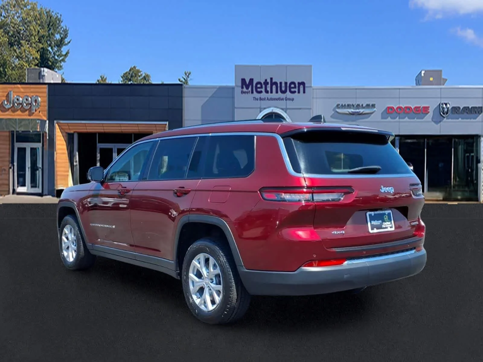 Used 2023 Velvet Red Pearlcoat Jeep Limited image 7