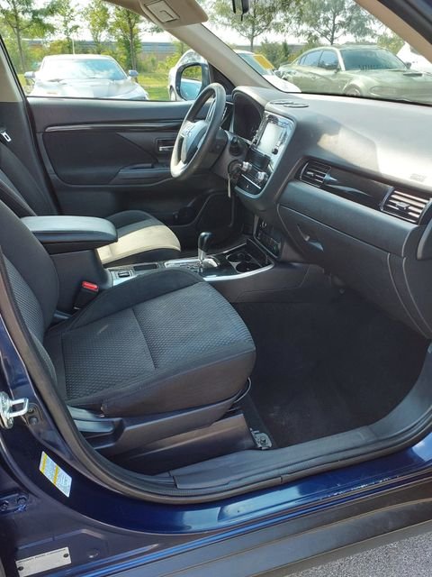 2020 Mitsubishi Outlander ES - Photo 25