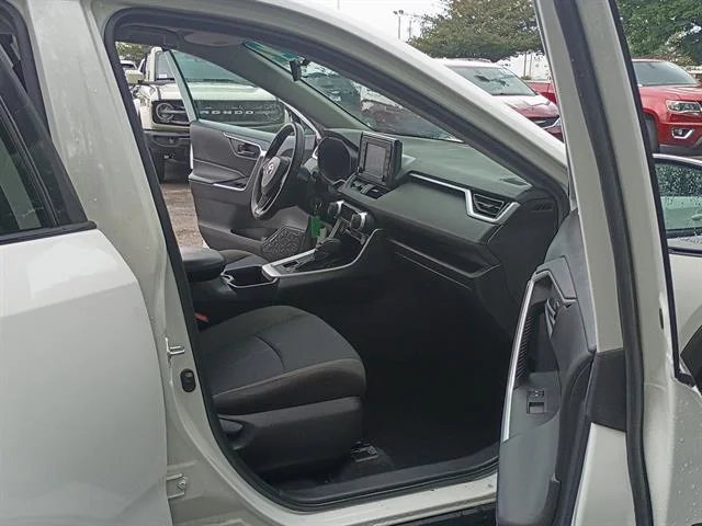Used 2022 White Toyota LE image 16