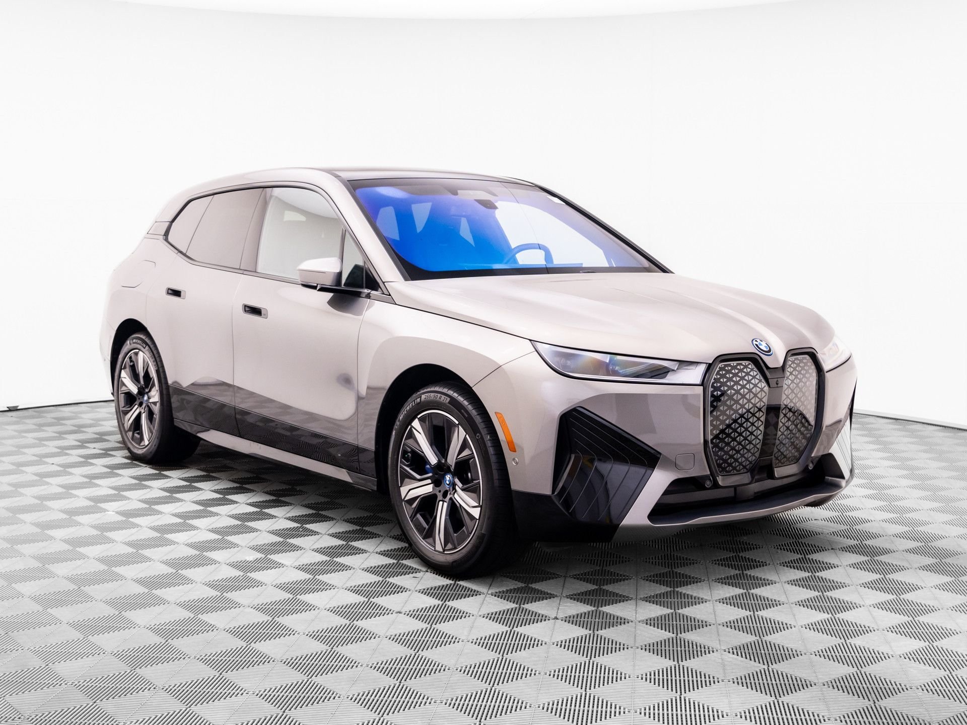 Used 2024 Gray BMW xDrive50 image 8