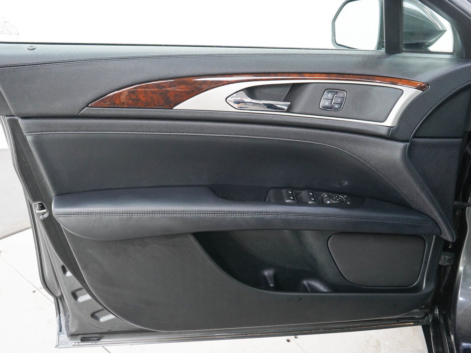 Used 2017 Magnetic Gray Metallic Lincoln Reserve image 19