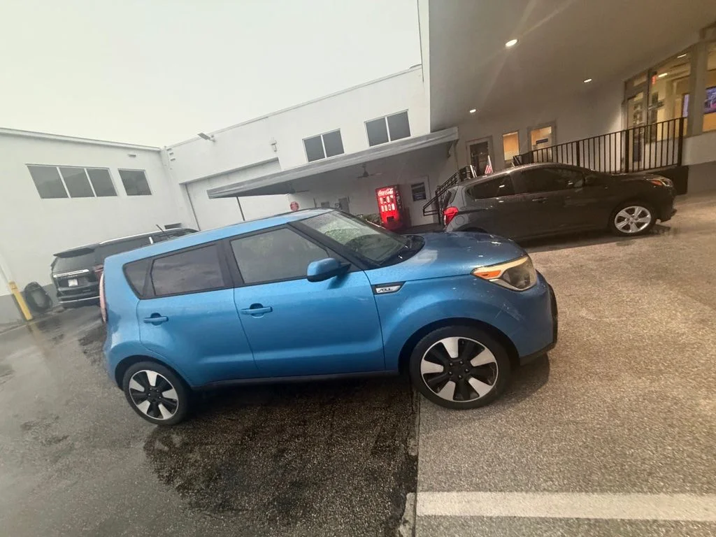 Used 2016 Blue Kia Plus image 4