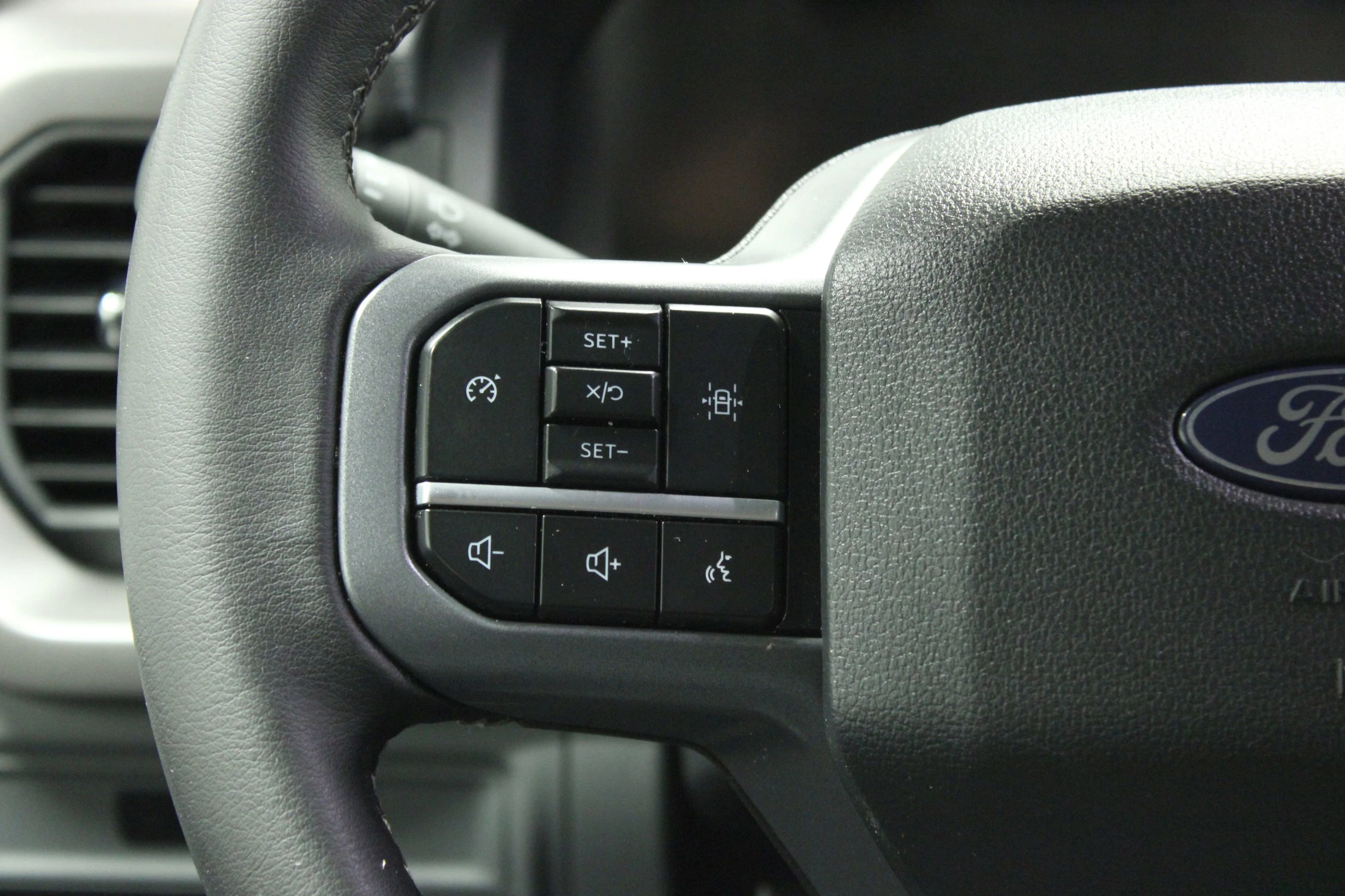 Used 2025 Agate Black Metallic Ford XLT image 23