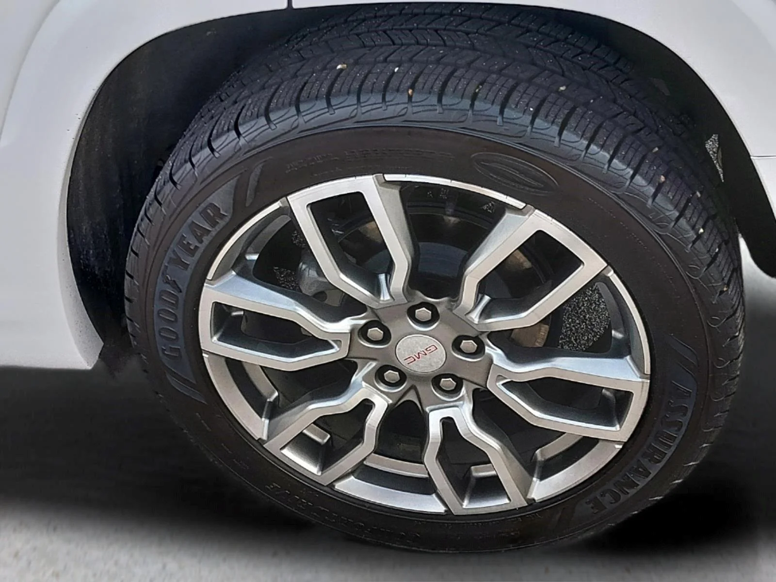 Used 2024 White Frost Tricoat GMC Denali image 12