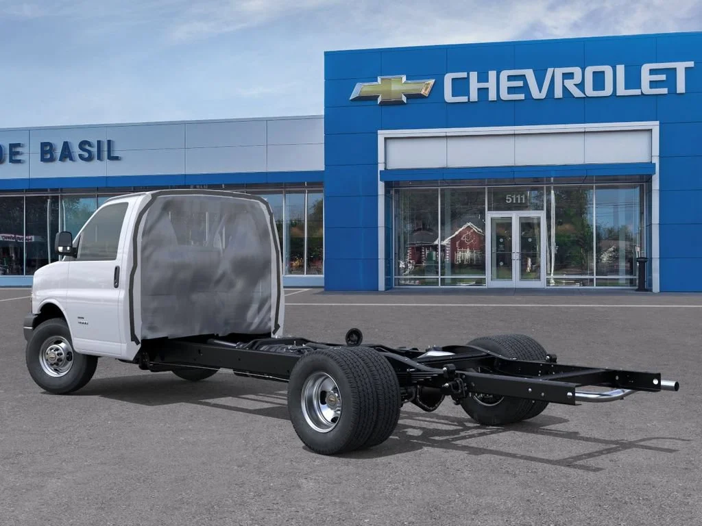 New 2026 Summit White Chevrolet 2WT image 3