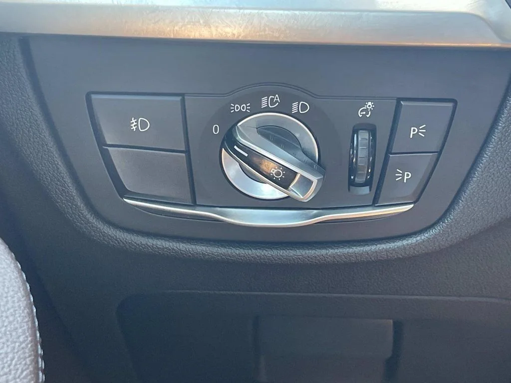 Used 2019 White BMW xDrive30i image 27