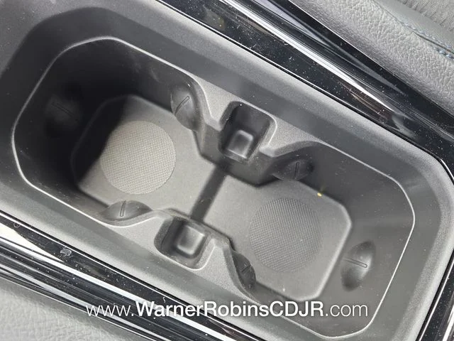 New 2026 Diamond Black Crystal Pearlcoat Jeep Latitude image 22