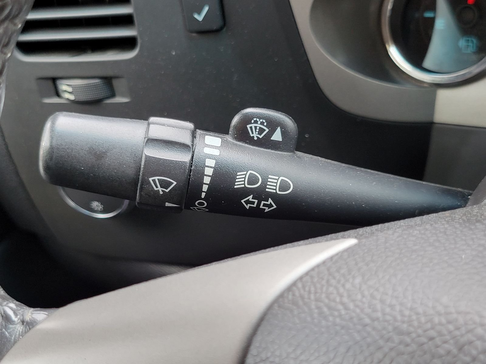 Used 2013 White GMC SLE image 17