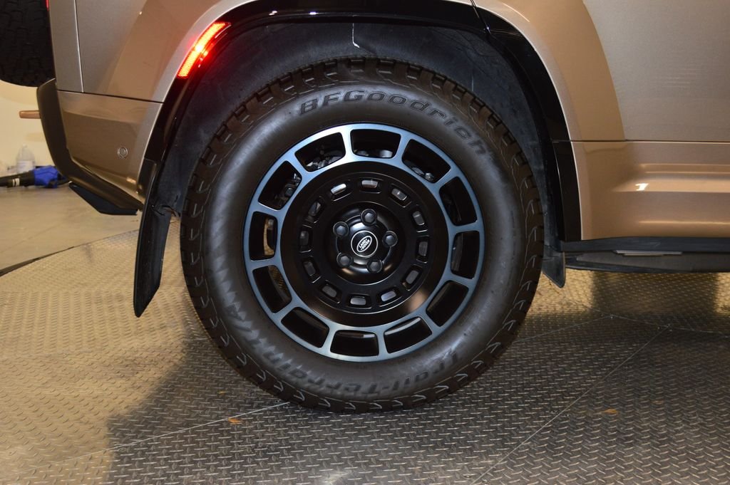 Used 2025 Gold Land Rover V8 image 15