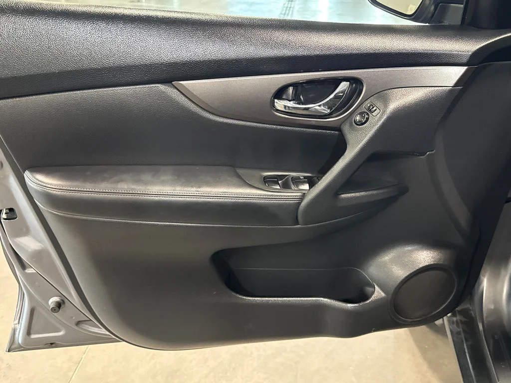 Used 2016 Gray Nissan SV image 8