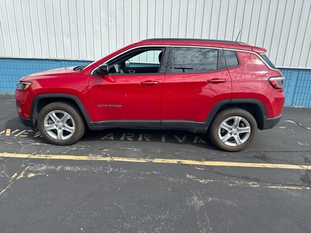Used 2024  Jeep Latitude image 2