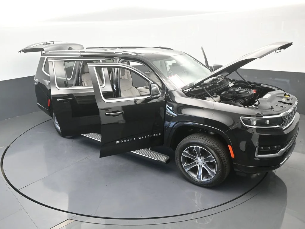 Used 2024 Diamond Black Crystal Pearlcoat Jeep Base image 84