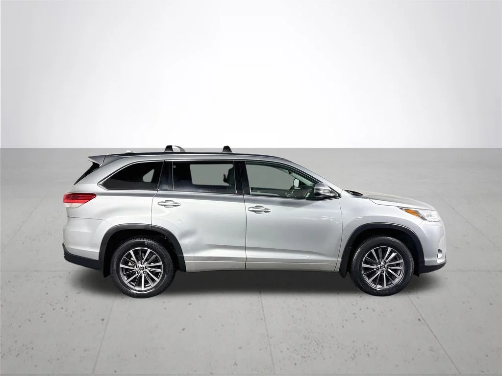 Used 2018 Silver Toyota XLE image 5