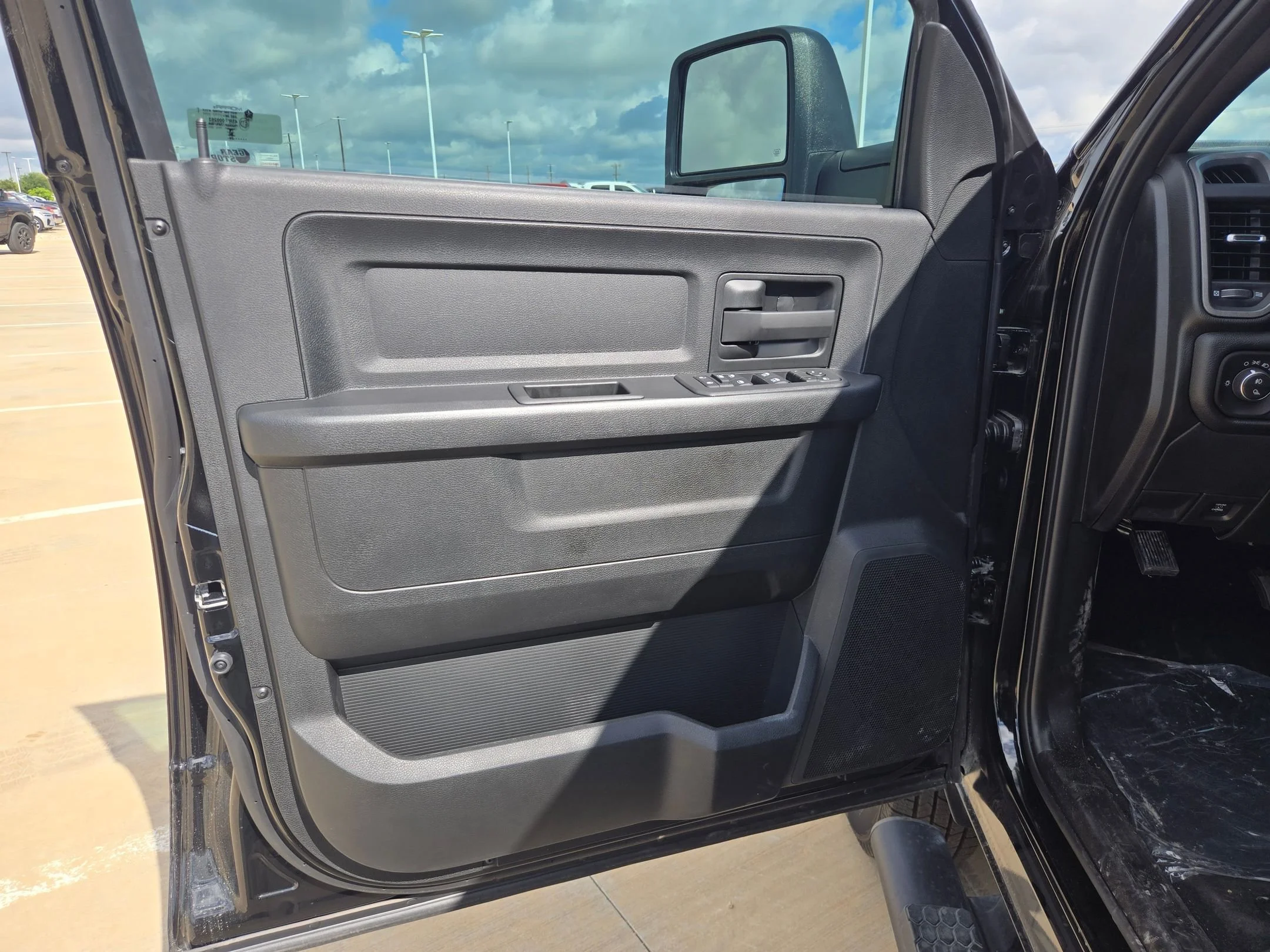 New 2026 Diamond Black Crystal Pearl-Coat Exterior Paint RAM Tradesman image 12