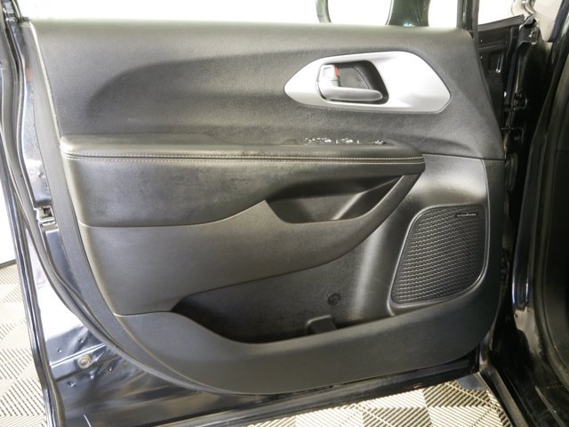 Used 2019 Brilliant Black Crystal Pearlcoat Chrysler Touring L Plus image 8