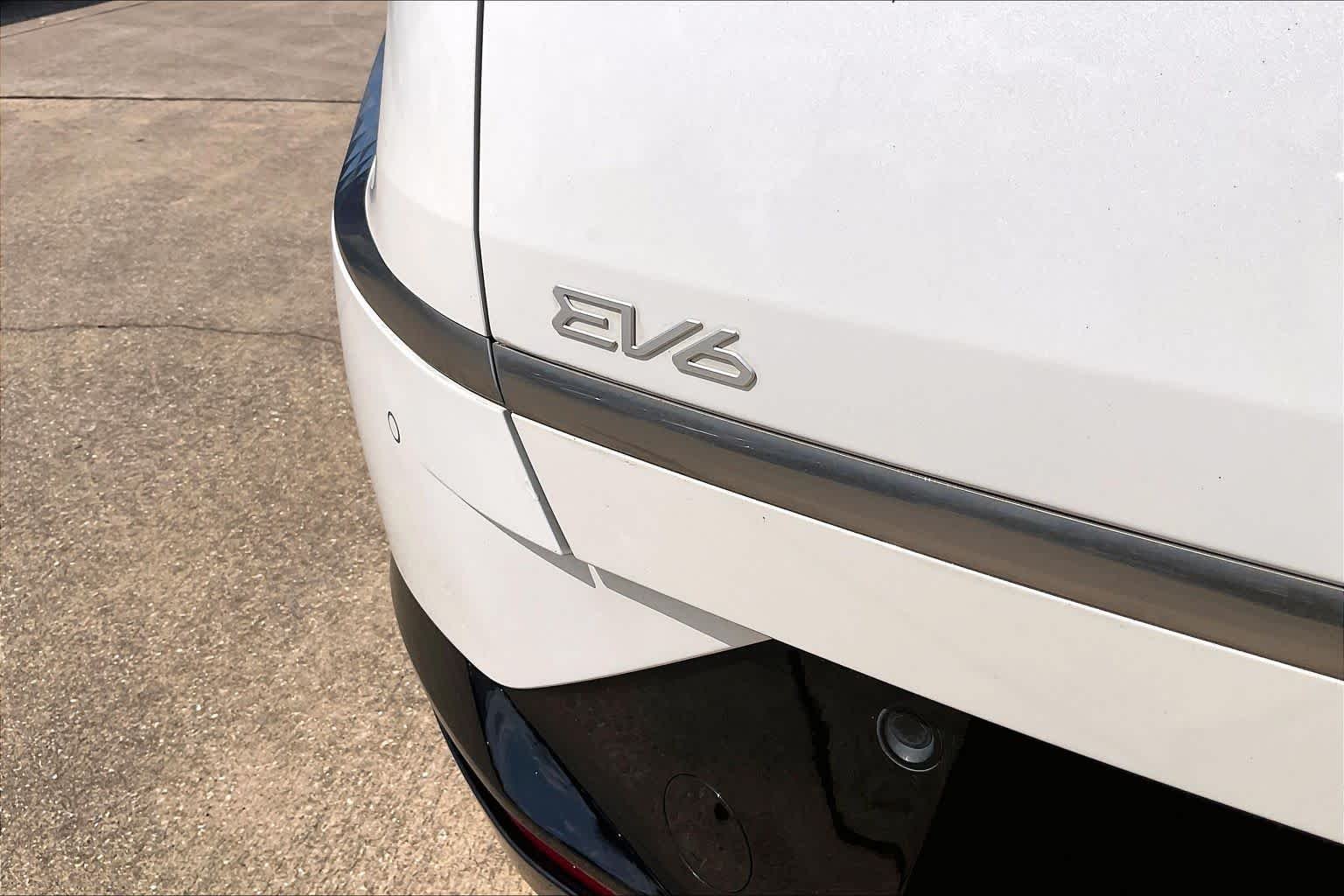 Used 2022 Snow White Pearl Kia Wind image 9