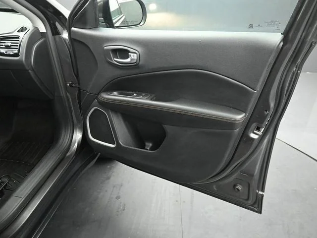 Used 2020 Granite Crystal Clearcoat Metallic Jeep Limited image 33