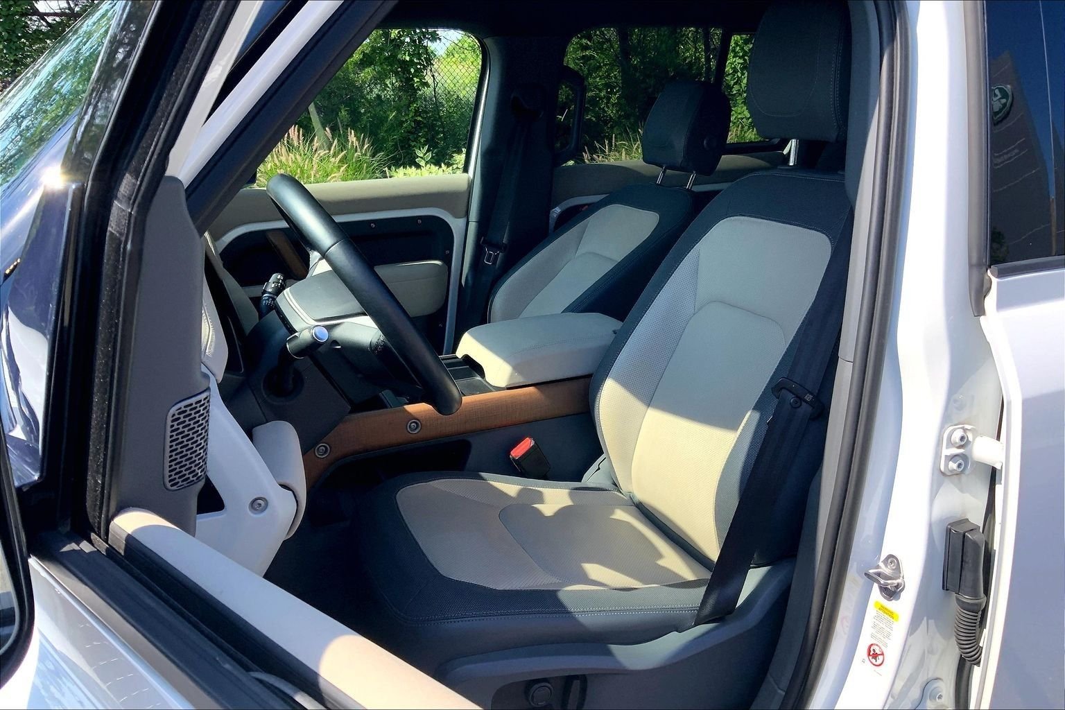 Used 2023 Fuji White Land Rover X-Dynamic SE image 7