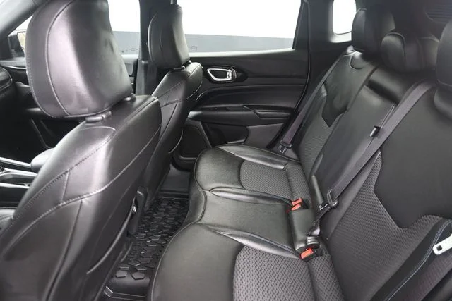 Used 2025 Silver Jeep Latitude image 17