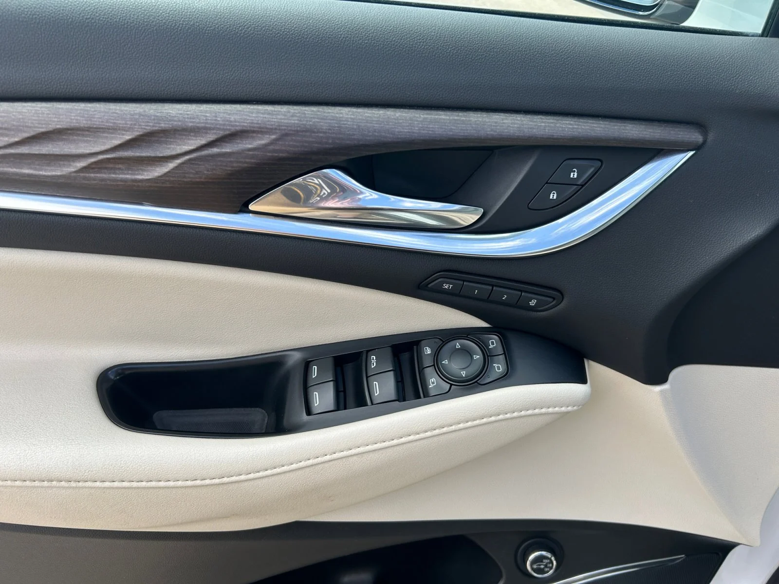 Used 2023 White Buick Avenir AWD image 17